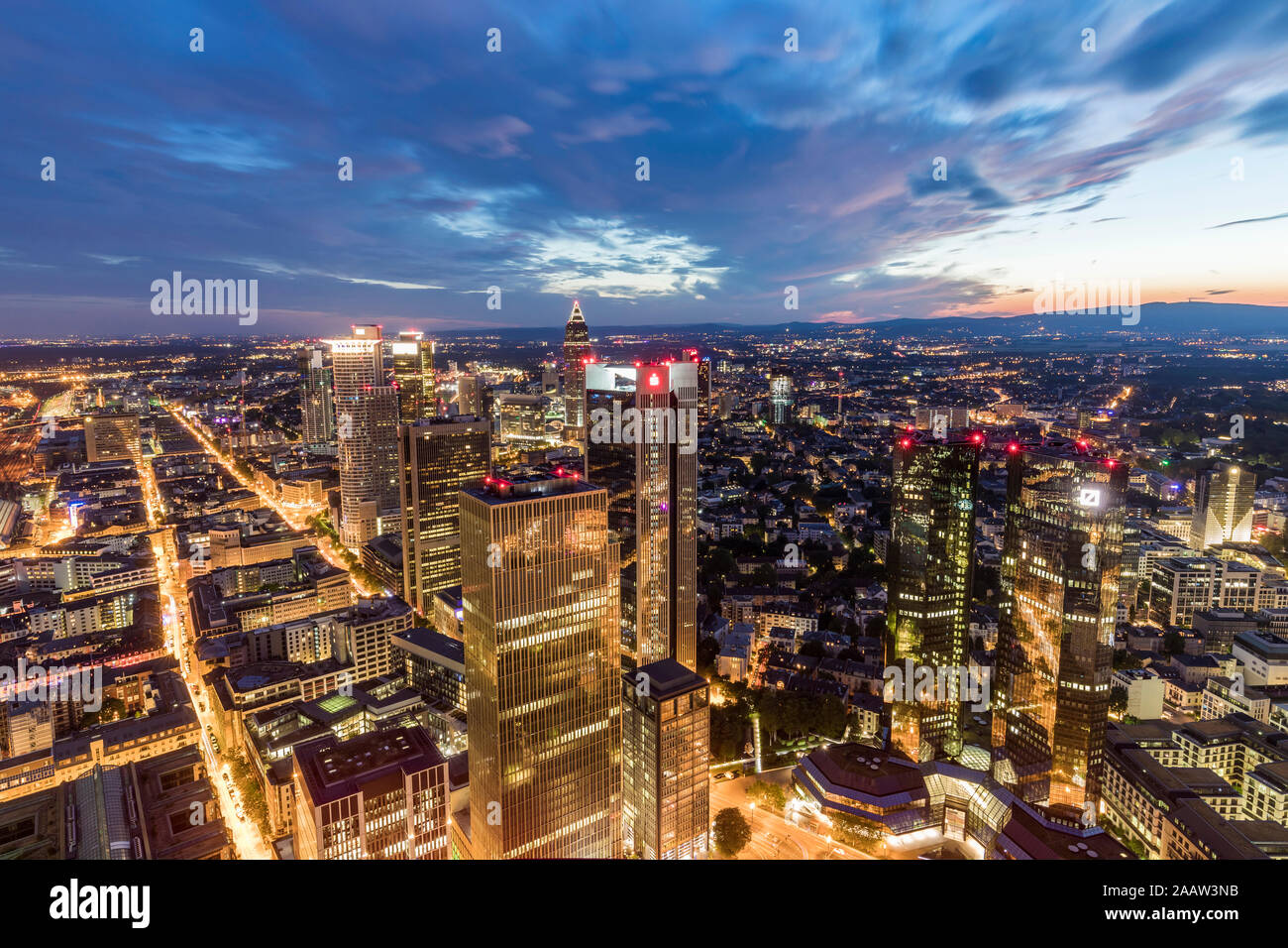 Cityscape contre ciel nuageux au soir, Francfort, Hesse, Allemagne Banque D'Images