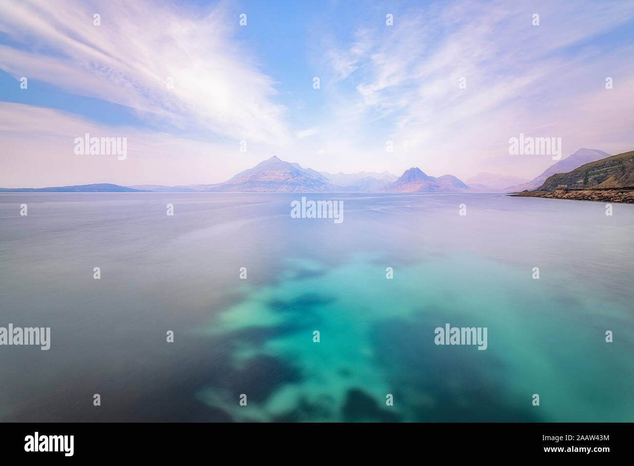 Vue panoramique sur mer vu de Elgol Cuillin avec montagnes en arrière-plan contre le ciel, l'île de Skye, Highlands, Scotland, UK Banque D'Images