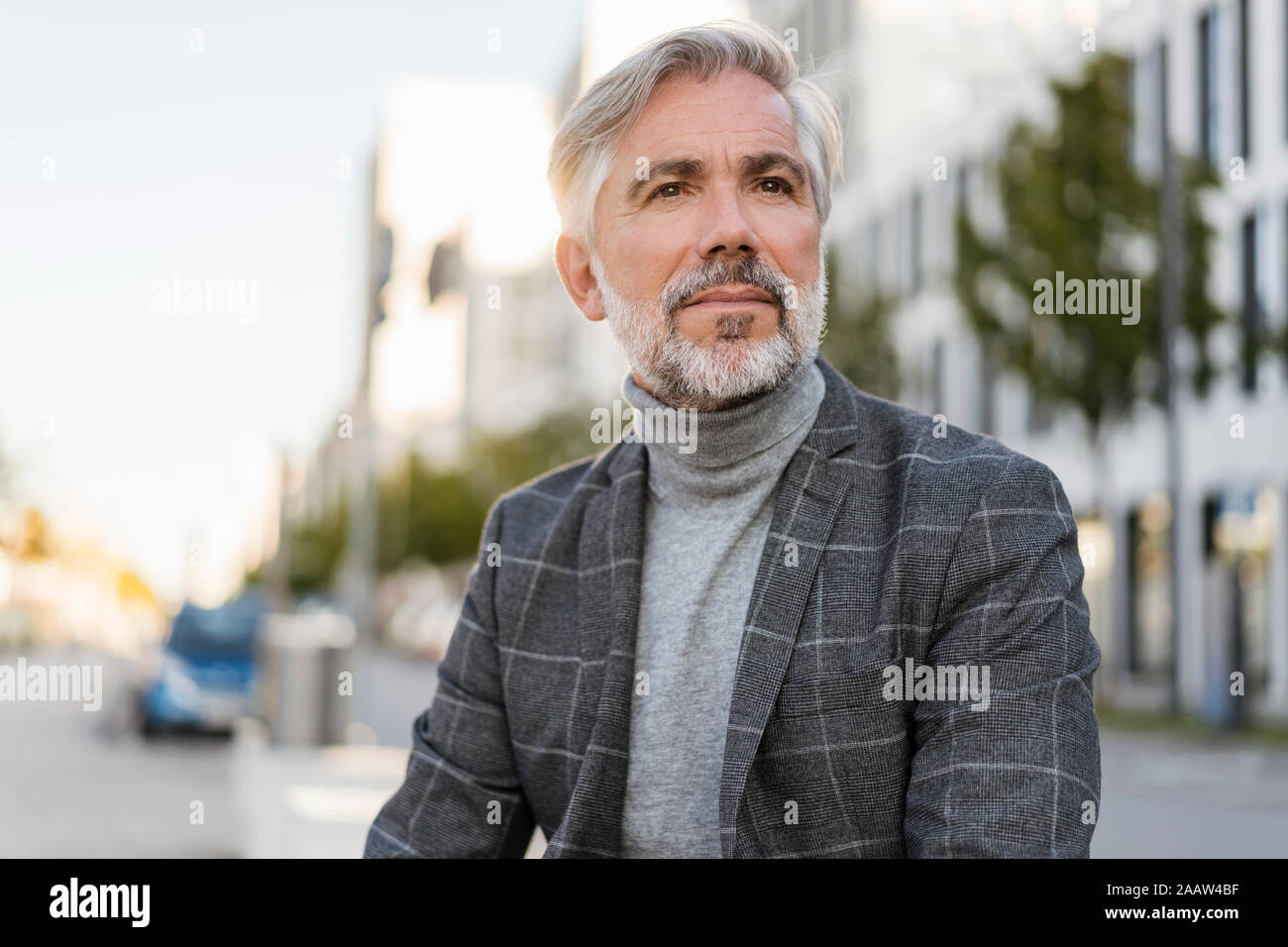 Portrait of mature businessman à la mode dans la ville Banque D'Images