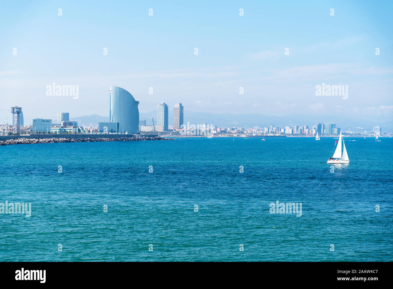 Vue de l'horizon de Barcelone depuis la mer Méditerranée, l'Espagne Banque D'Images