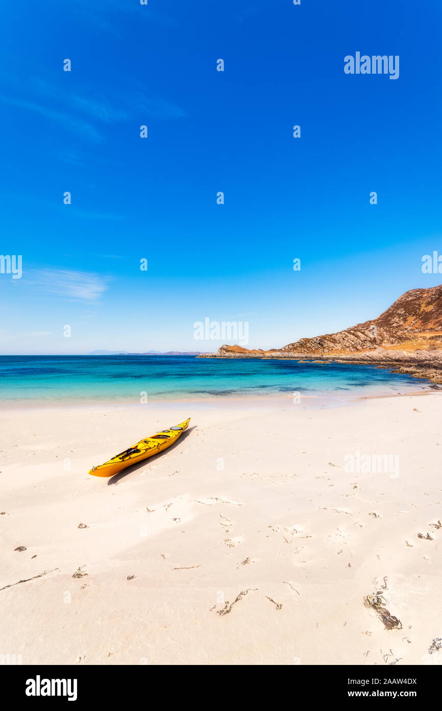 Kayak au Smirisary beach against blue sky, Lochaber, Ecosse, Royaume-Uni Banque D'Images