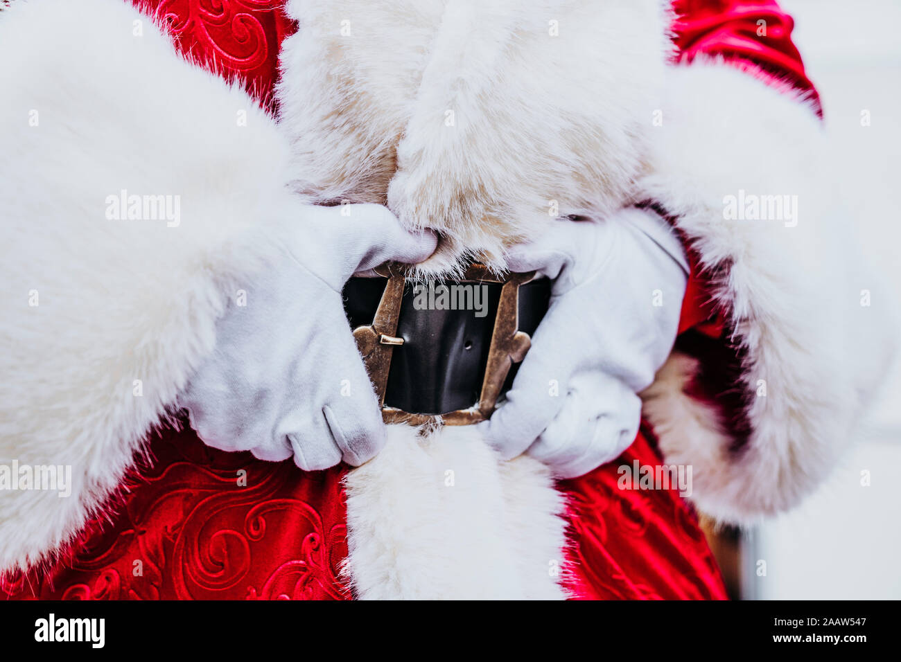 Les mains du Père Noël dans la courroie Banque D'Images