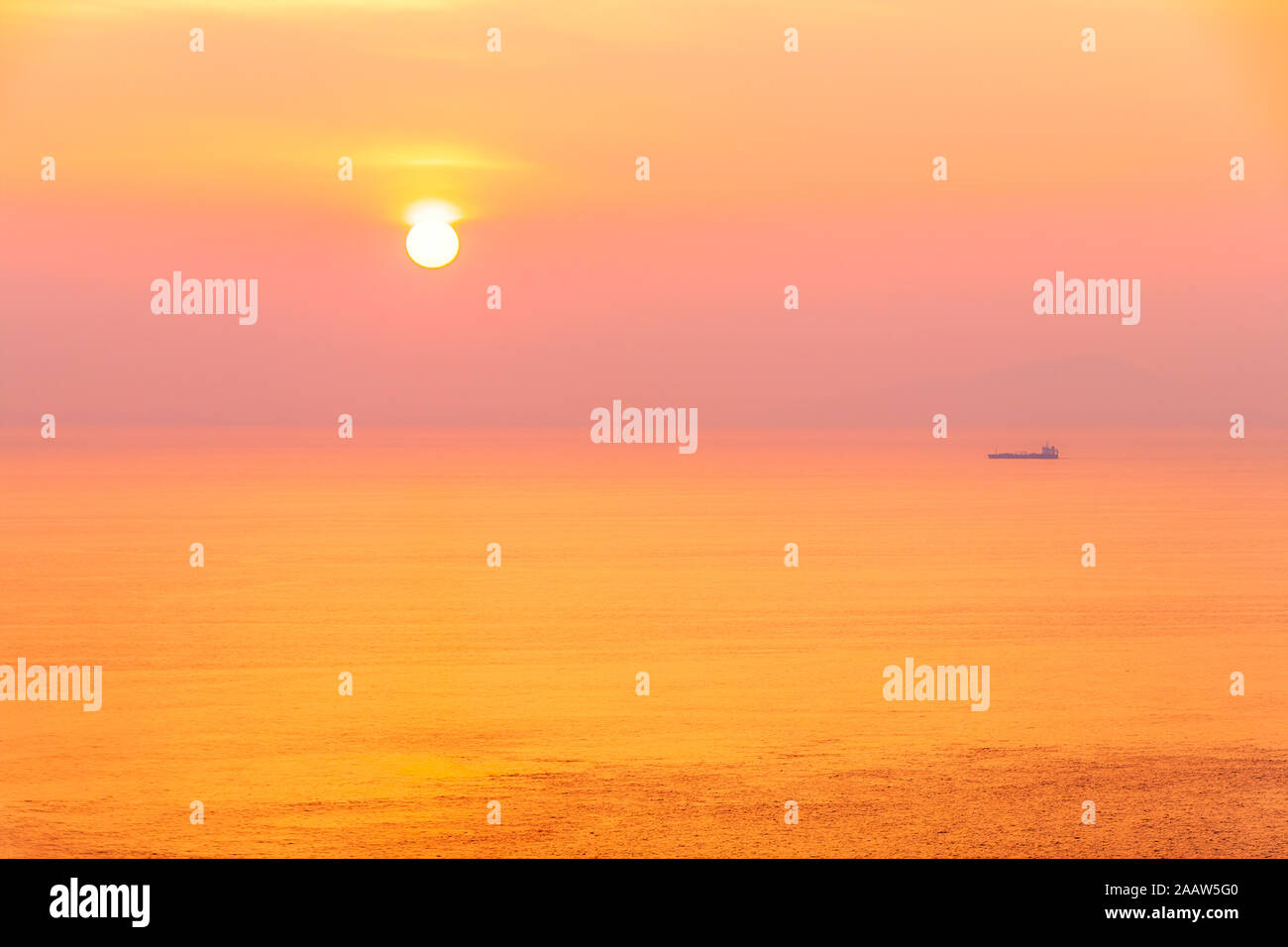 Coup de mer idyllique contre le ciel au coucher du soleil, à l'île de Skye, Highlands, Scotland, UK Banque D'Images