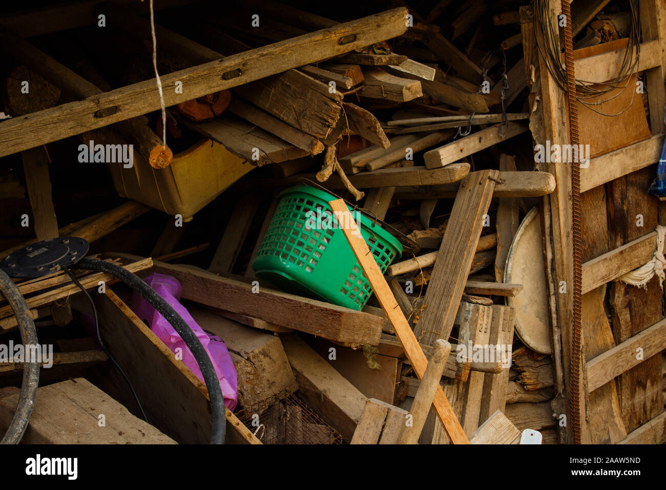 Il y a beaucoup de pourriels en bois dans la vieille grange Banque D'Images