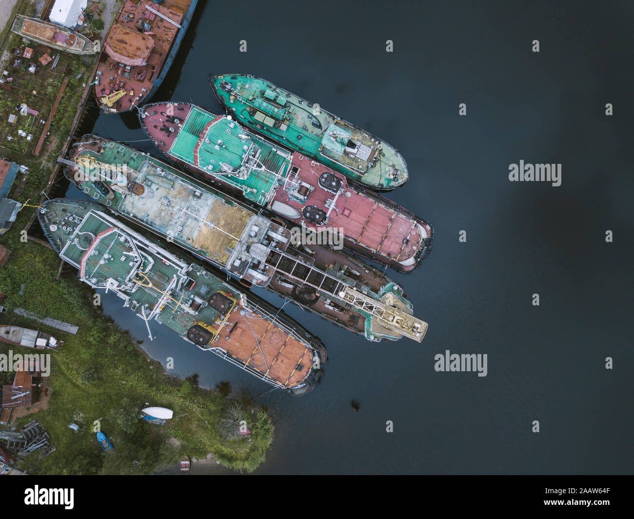 Drone abattu des navires dans le canal Ladoga, chantier naval à Shlisselburg, Russie Banque D'Images