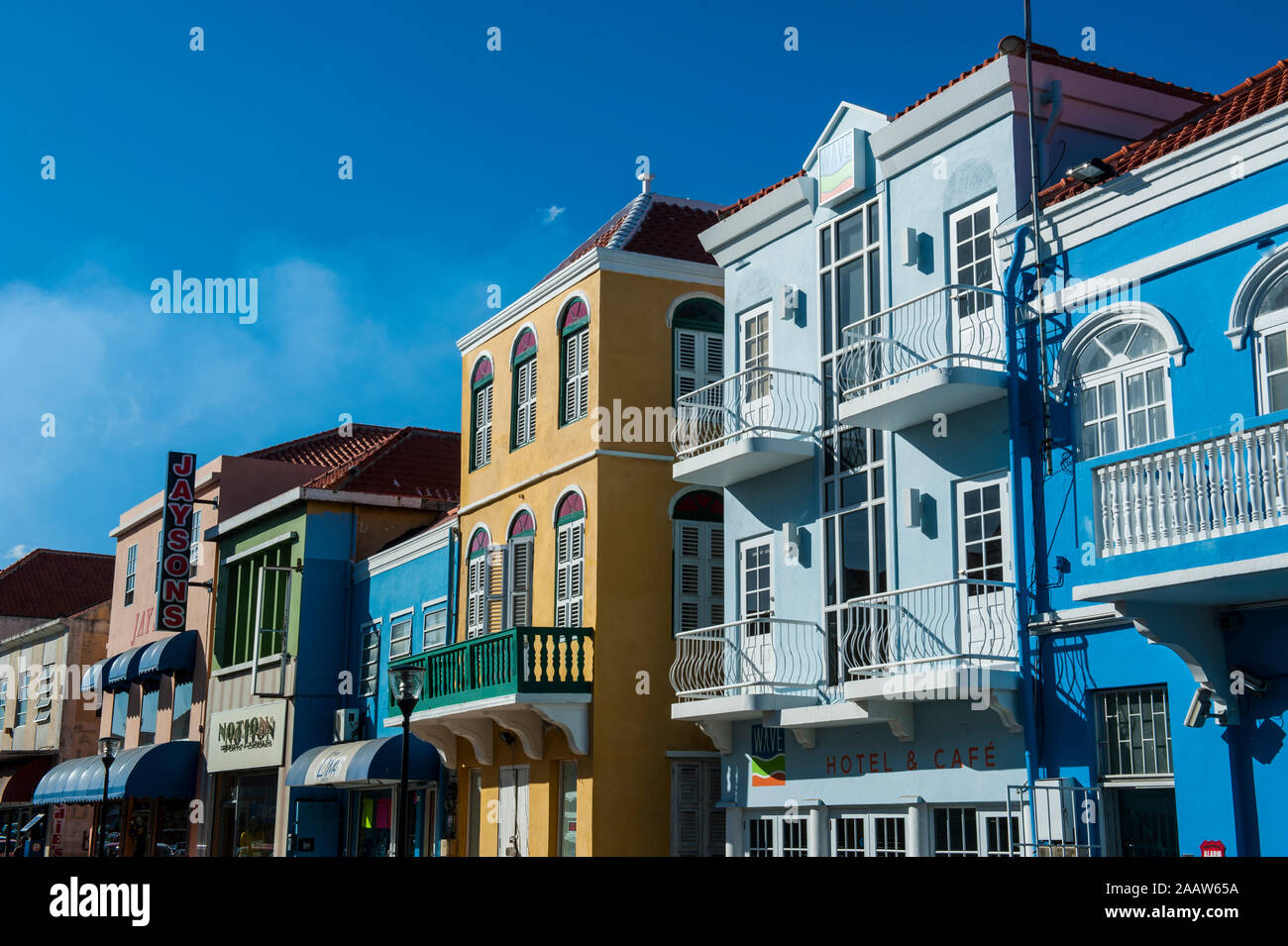 Low angle view of bâtiments colorés sur fond de ciel bleu à Willemstad, Curaçao au cours de journée ensoleillée Banque D'Images