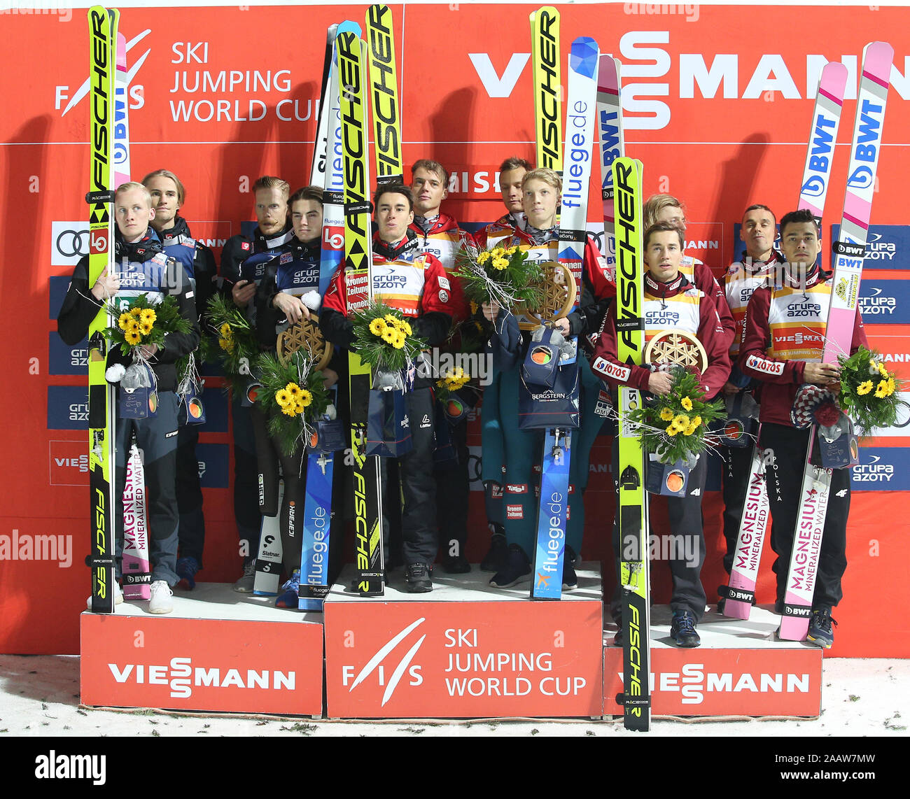 Des équipes de Pologne, Norvège, Autriche vu célébrer après avoir remporté la compétition par équipes de la Coupe du monde de saut à ski FIS de Wisla. Banque D'Images