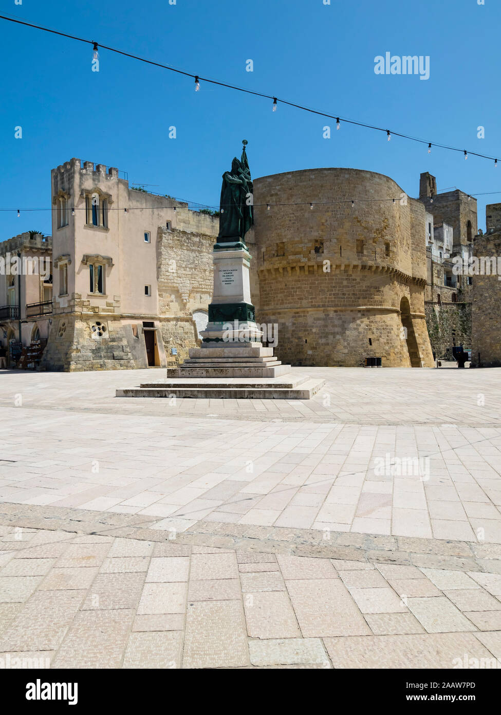 Italie, province de Lecce, Otrante, Monument de martyr féminin sur la Piazza degli Eroi Banque D'Images