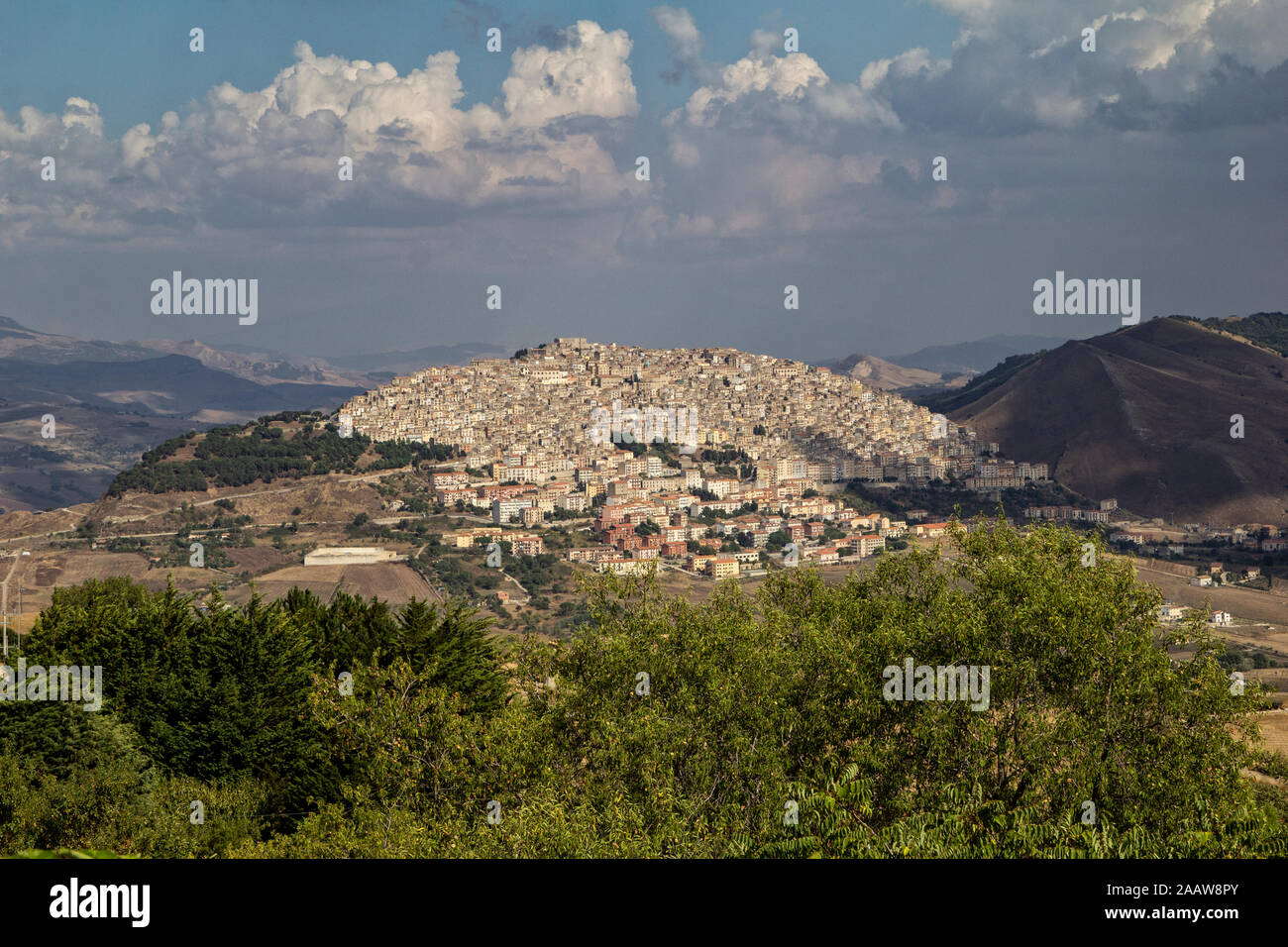 Vue sur les maisons en montagne contre ciel à Gangi, Sicile, Italie Banque D'Images