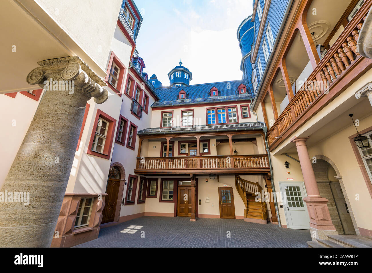 Low angle view of buildings against sky à Francfort, Allemagne Banque D'Images