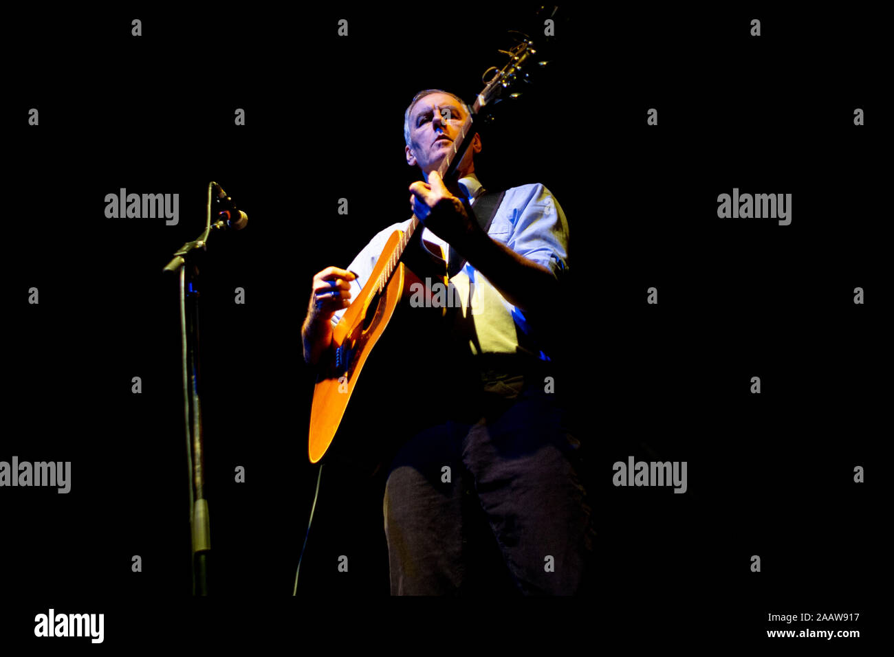 Australian auteur-compositeur-interprète, guitariste et critique musical, Robert Forster effectue sur scène à Passos Manuel à Porto. Banque D'Images