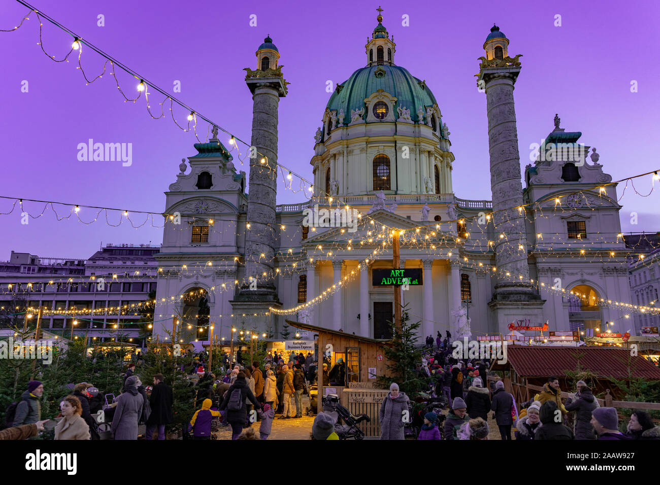 Vienne, Autriche - 11.23.2019 : coucher de soleil sur le marché de l'Avent Noël de l'art à Vienne, à l'Karsplatz avec beaucoup de gens Banque D'Images