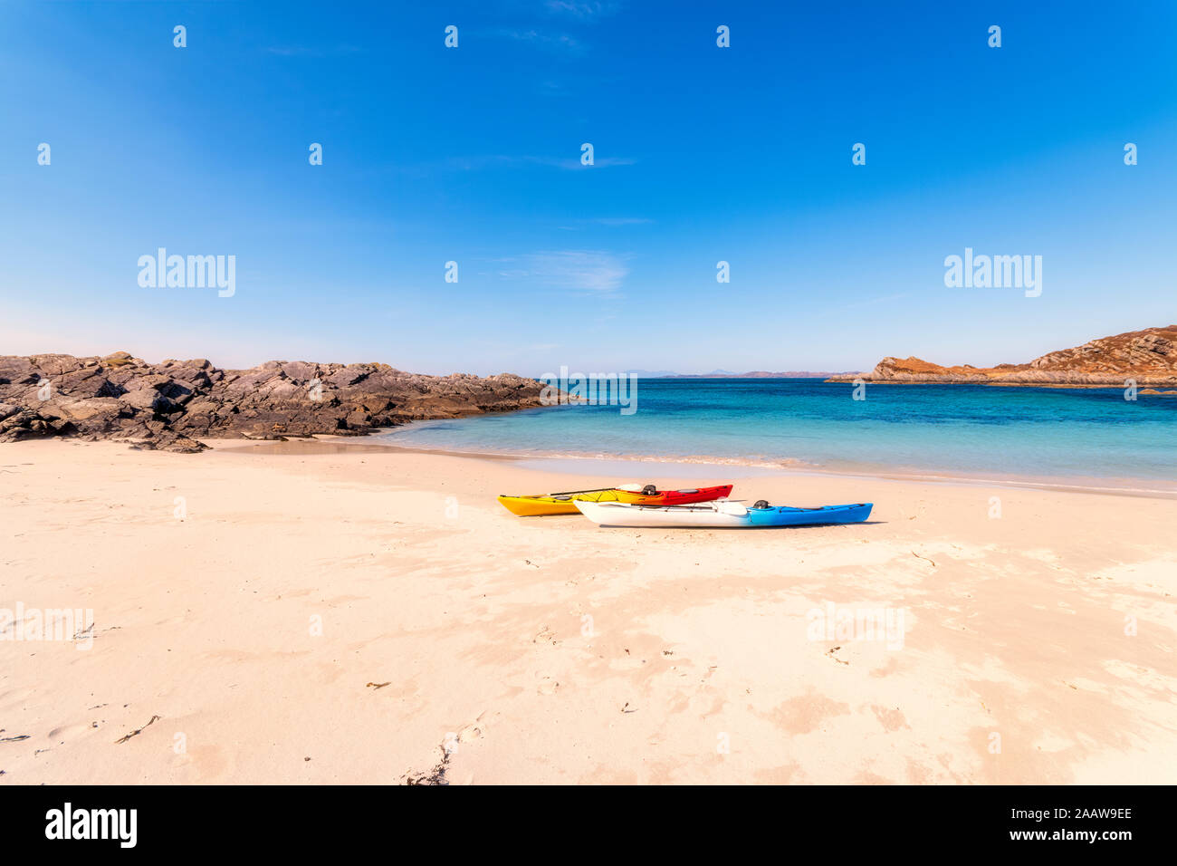 Des kayaks à Smirisary beach contre ciel, Lochaber, Ecosse, Royaume-Uni Banque D'Images