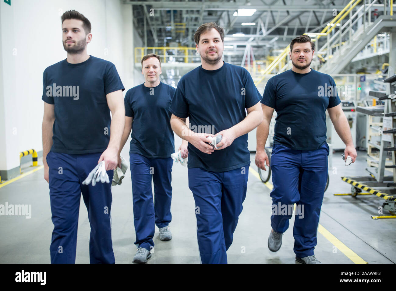 Les collègues ayant une pause et la marche à pied dans une usine moderne Banque D'Images