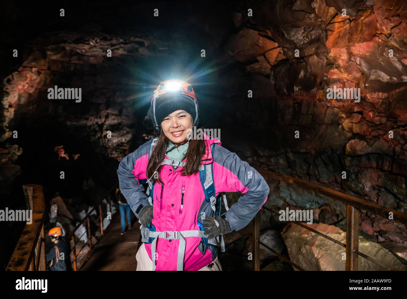 Woman traveler explorer tunnel de lave en Islande. Raufarholshellir est un beau monde caché de la grotte. C'est l'un des plus longs et des plus connus du tube de lave Banque D'Images
