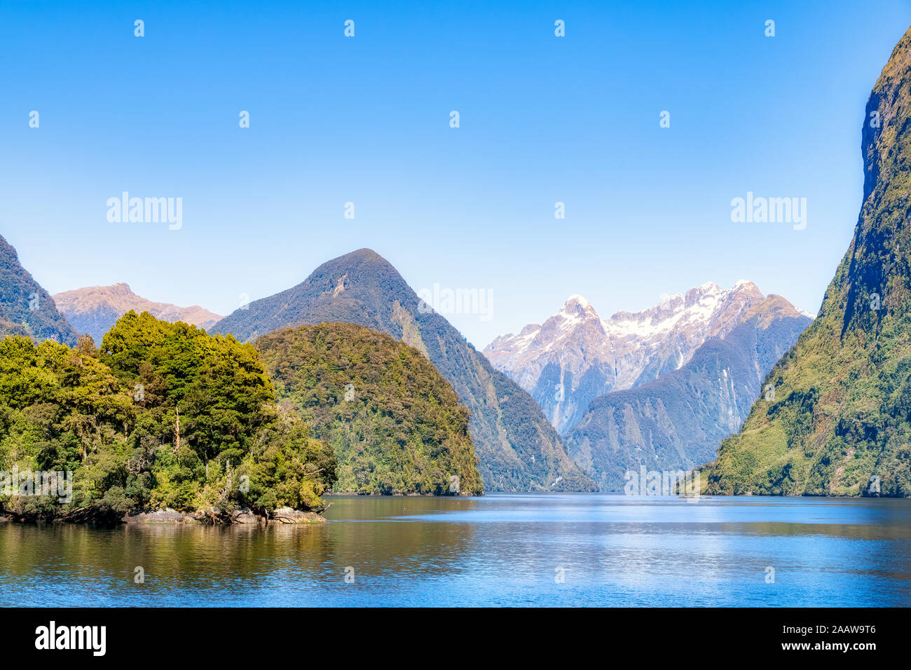 Vue panoramique sur son douteux contre montagnes dans le Parc National de Fiordland à Te Anau, île du Sud, Nouvelle-Zélande Banque D'Images