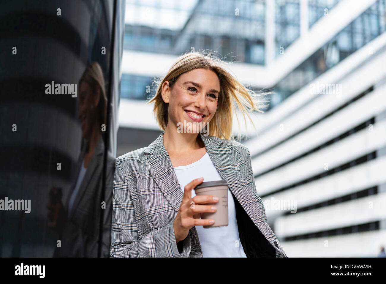 Happy young businesswoman café à emporter dans la ville Banque D'Images