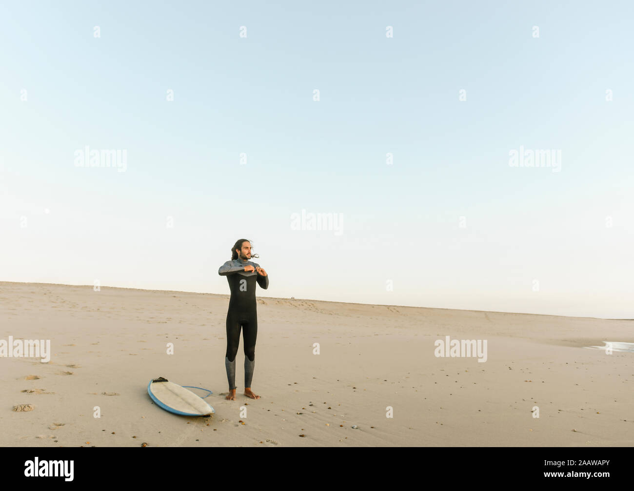 Portugal, Costa Nova, surfer sur le néoprène debout à la plage Banque D'Images