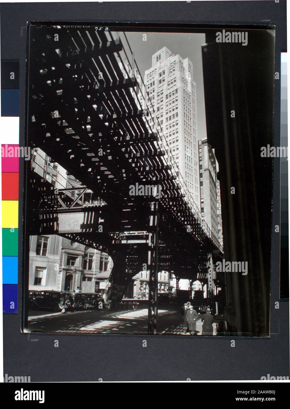 El Deuxieme Et Troisieme Lignes Avenue St Deyer Bowery Et Manhattan Des Rails De Chemin De Fer Rue De Remplissage Cote Droit Une Masse Sombre La Construction S Elevant Dans La Lumiere Au