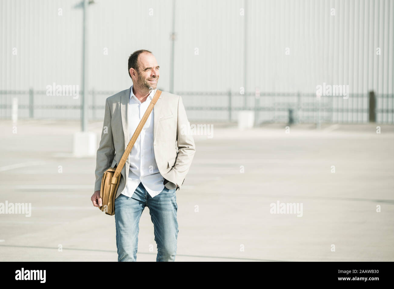 Confiant mature businessman walking sur parking Banque D'Images