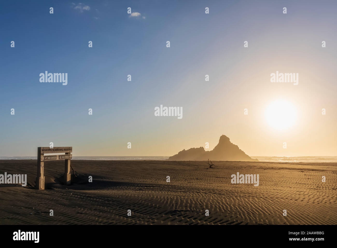 Vue panoramique de la plage contre le ciel au coucher du soleil, Auckland, Nouvelle-Zélande Banque D'Images