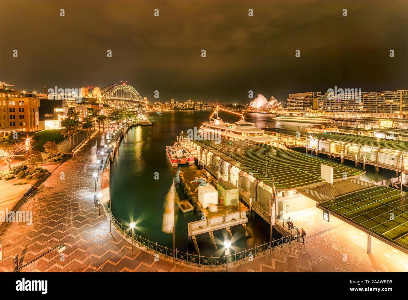 La nuit illuminée Circular Quay à Sydney, Australie Banque D'Images