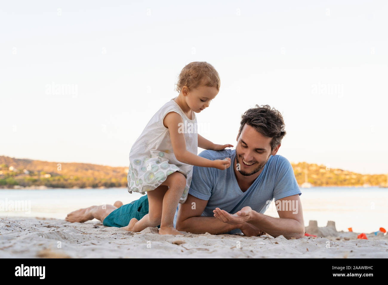 Père et fille sur la plage Banque D'Images