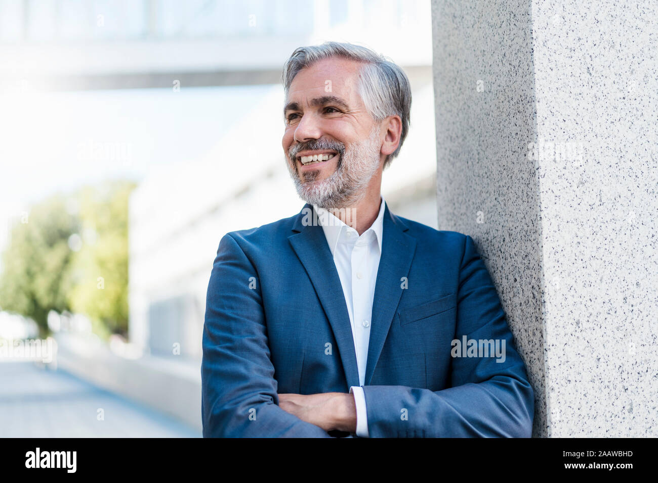 Smiling mature businessman looking away Banque D'Images