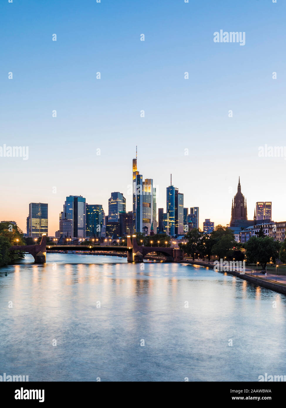 Vue panoramique de la rivière dans la ville illuminée contre ciel clair pendant le coucher du soleil à Frankfurt, Allemagne Banque D'Images