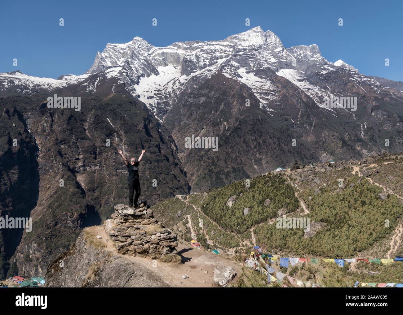 Happy woman raising arms près de Namche Bazar, Himalaya, Solo Khumbu, Népal Banque D'Images