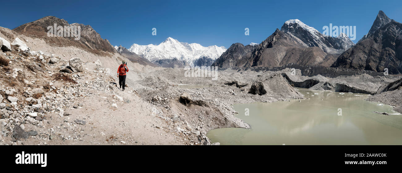 Femme près de lacs Gokyo trekking, Himalaya, Solo Khumbu, Népal Banque D'Images