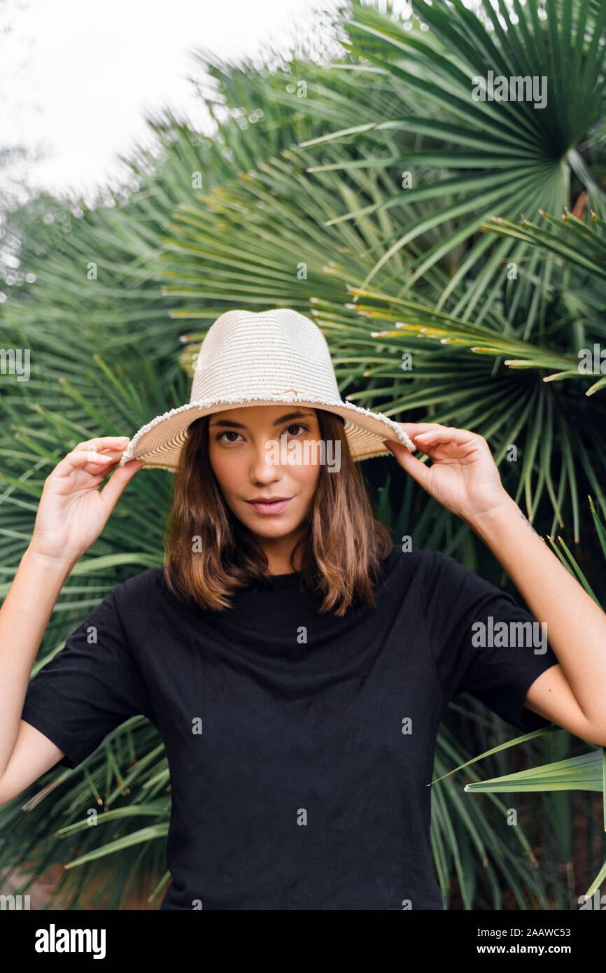 Portrait de jeune femme portant chapeau d'été Banque D'Images
