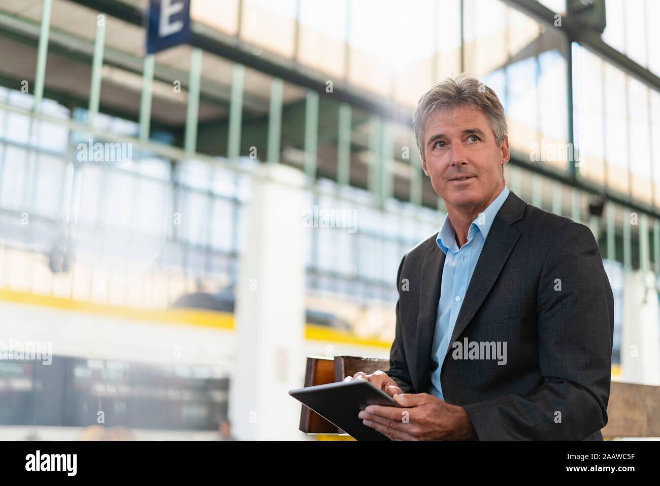 Mature businessman using tablet à la plate-forme Banque D'Images