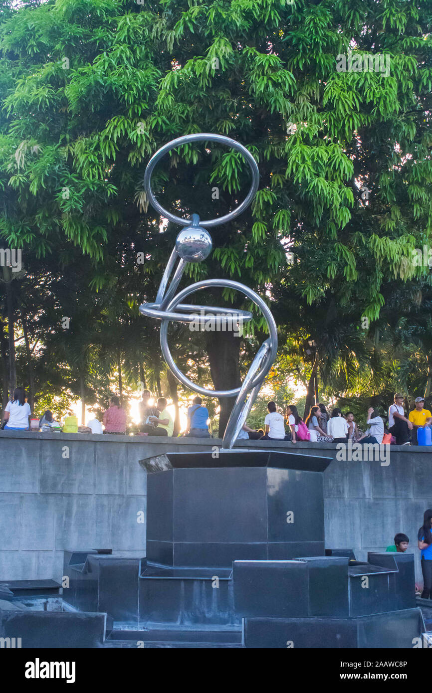 OCT. 26, 2019-Manille PHILIPPINES : statue en argent sur un énorme piédestal noir stationnés à proximité de la structure de l'horloge situé près de Luneta park. Banque D'Images