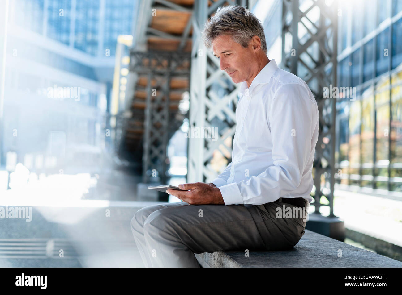 Mature businessman using tablet dans la ville Banque D'Images