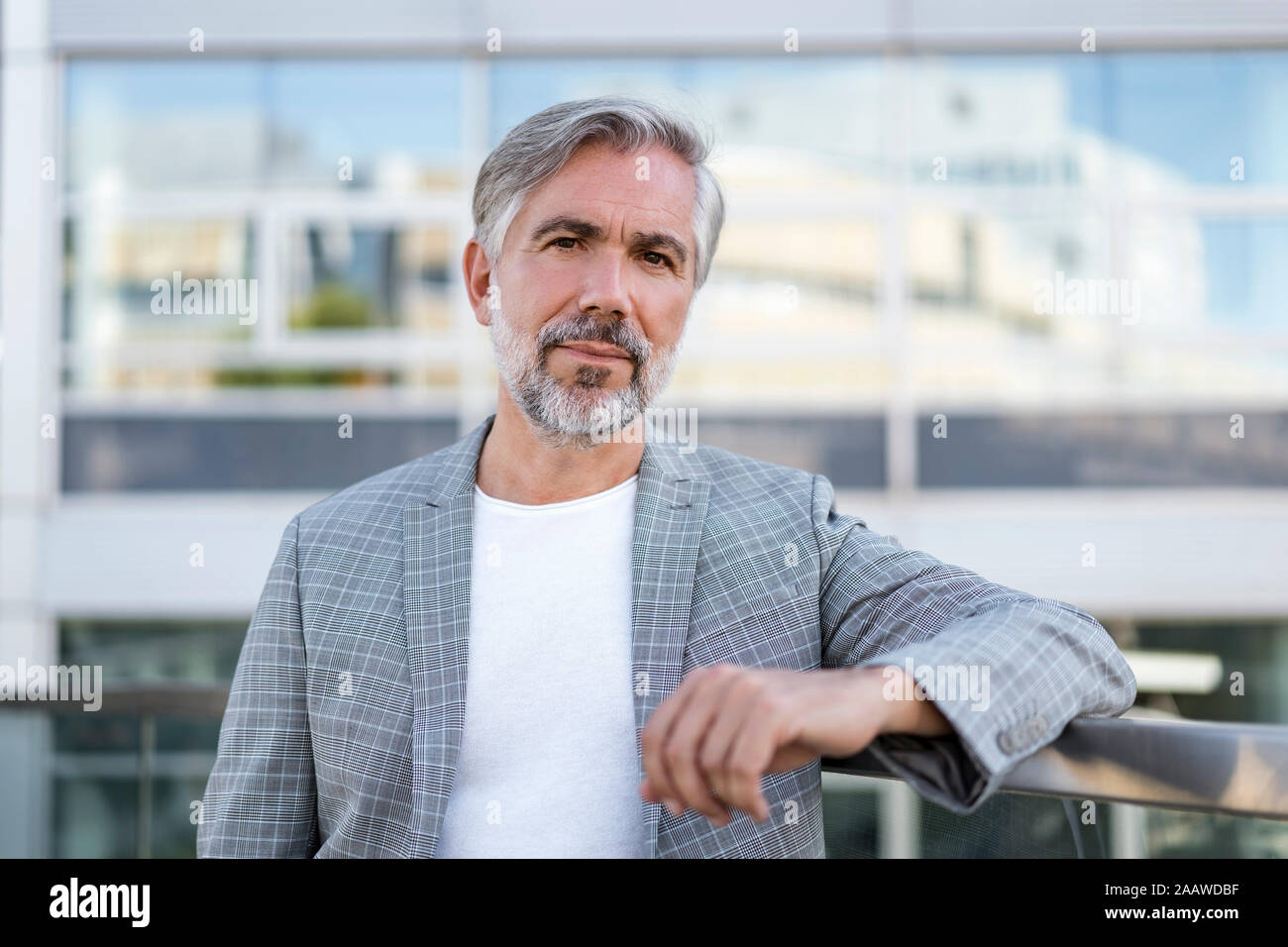 Portrait du très mature businessman outdoors Banque D'Images