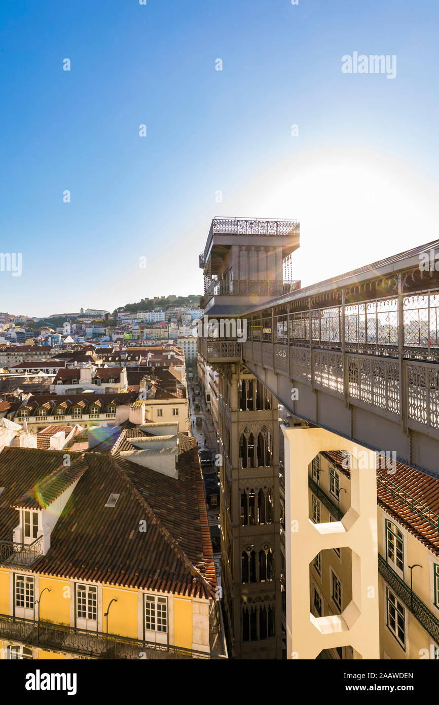 Passerelle contre le ciel bleu au cours de journée ensoleillée à Lisbonne, Portugal Banque D'Images