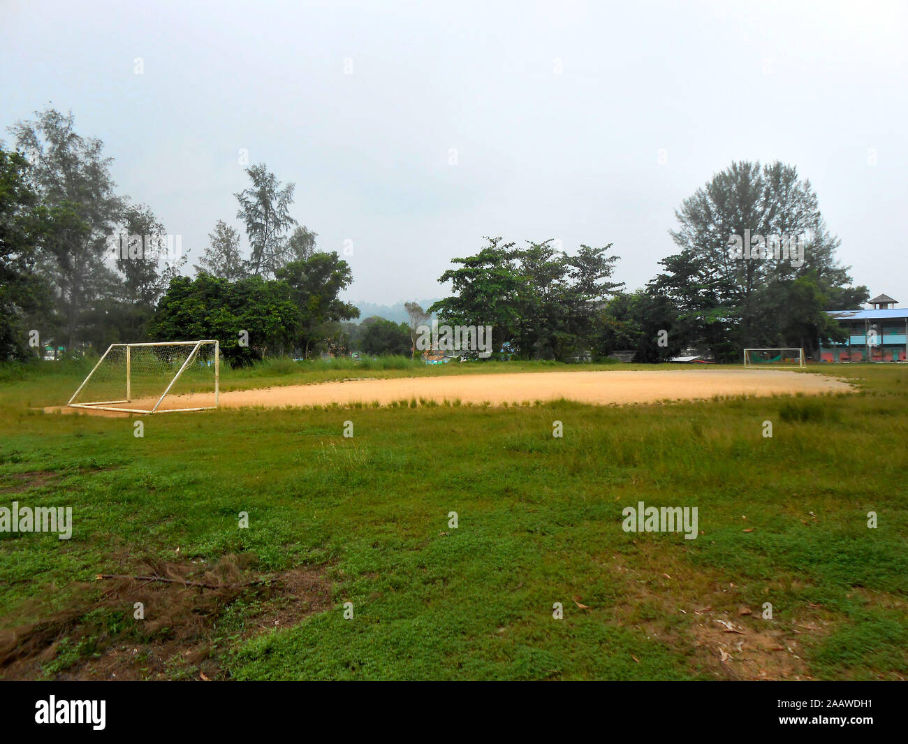 Un terrain de football local dans une école de Nai Thon Beach Phuket Thaïlande Asie Banque D'Images