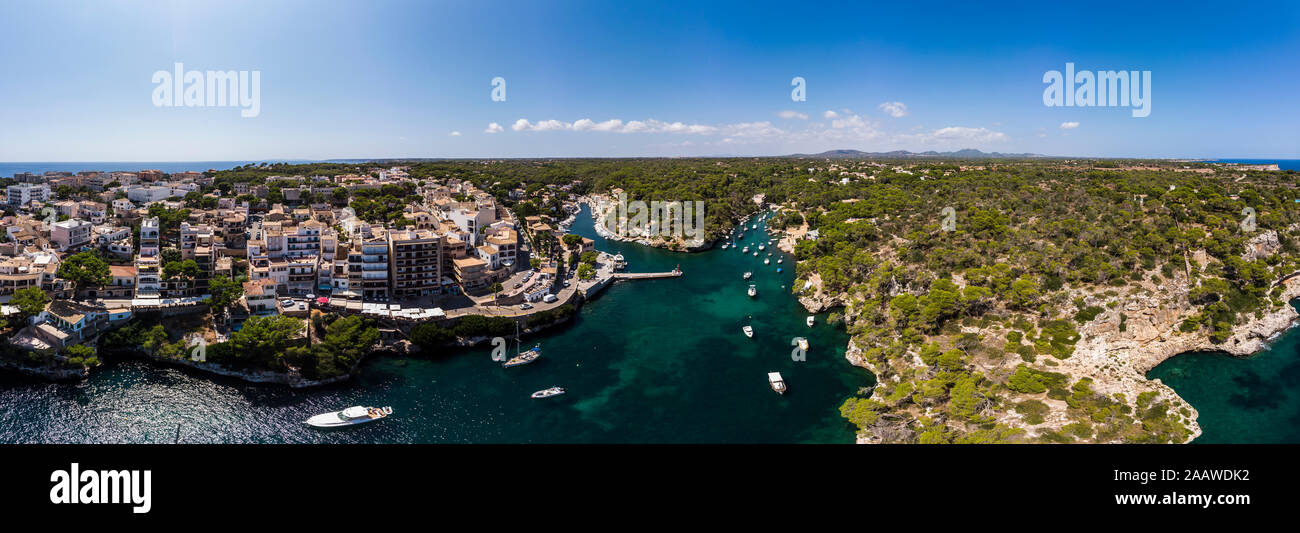 L'Espagne, Îles Baléares, Mallorca, vue aérienne de la baie de Cala Figuera et Calo d'en Busques avec port de Cala Figuera Banque D'Images