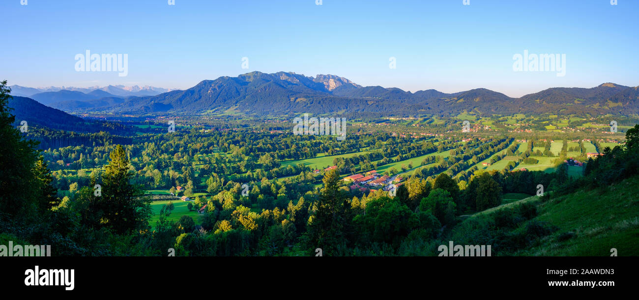 Vue panoramique tourné de Sonntraten avec montagnes en arrière-plan à l'Isarwinkel, Haute-Bavière, Bavière, Allemagne Banque D'Images