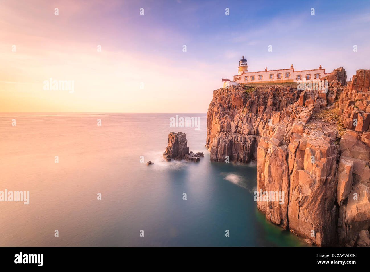 Neist Point Lighthouse par mer au coucher du soleil, Waterstein, île de Skye, Highlands, Scotland, UK Banque D'Images