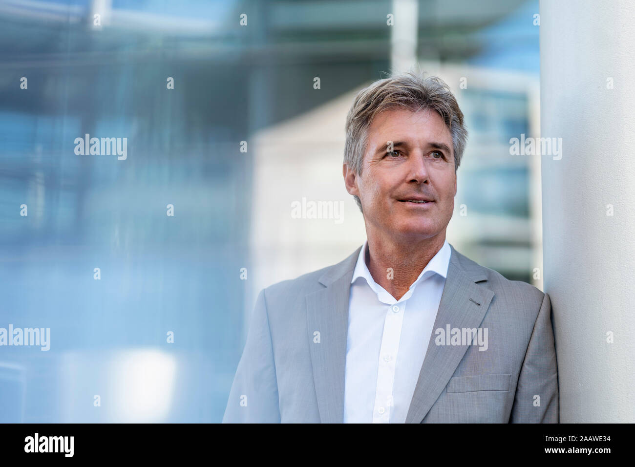 Portrait of mature businessman dans la ville Banque D'Images