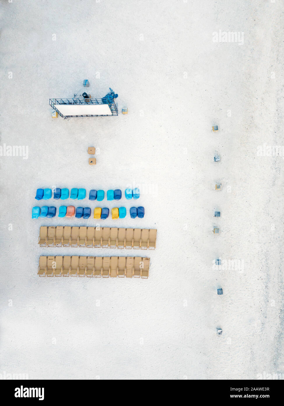 Drone abattu d'un écran de projection avec des chaises disposées à Gili-Air Island, Bali, Indonésie Banque D'Images