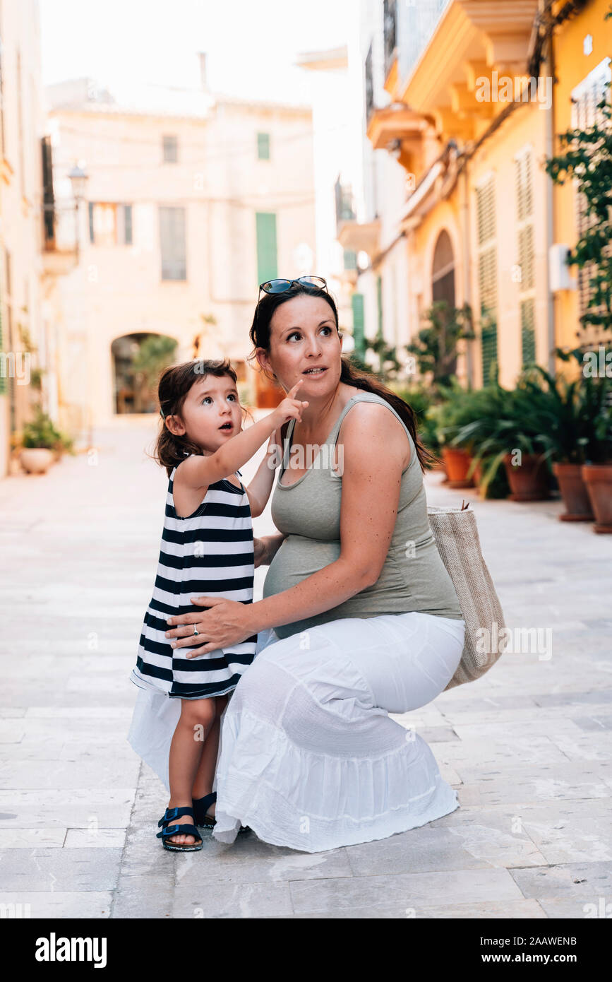 Portrait de Mère et fille regardant quelque chose, Alcudia, Mallorca, Espagne Banque D'Images