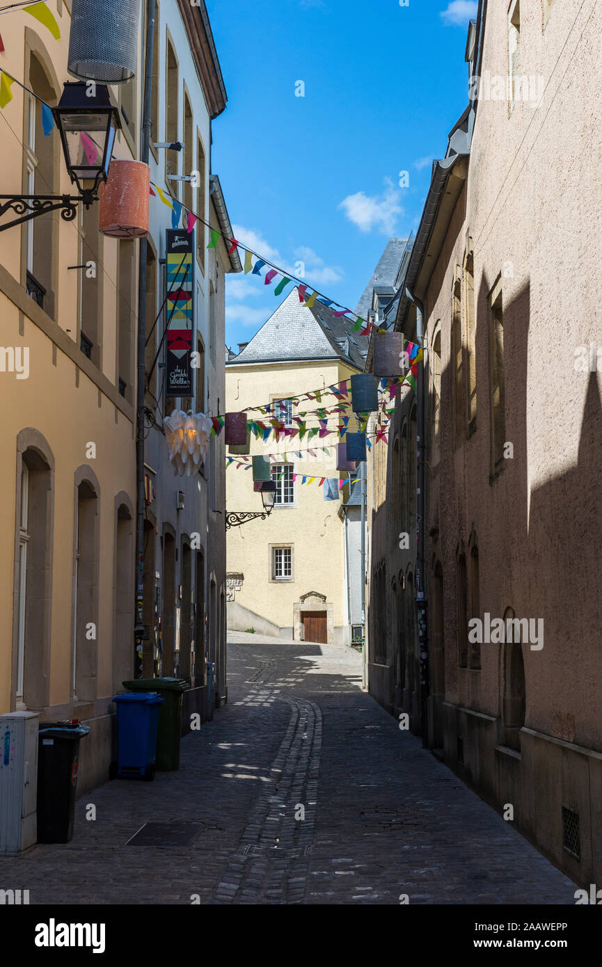 Au milieu de la route des immeubles d'habitation dans le vieux quartier du Luxembourg, Luxembourg Banque D'Images