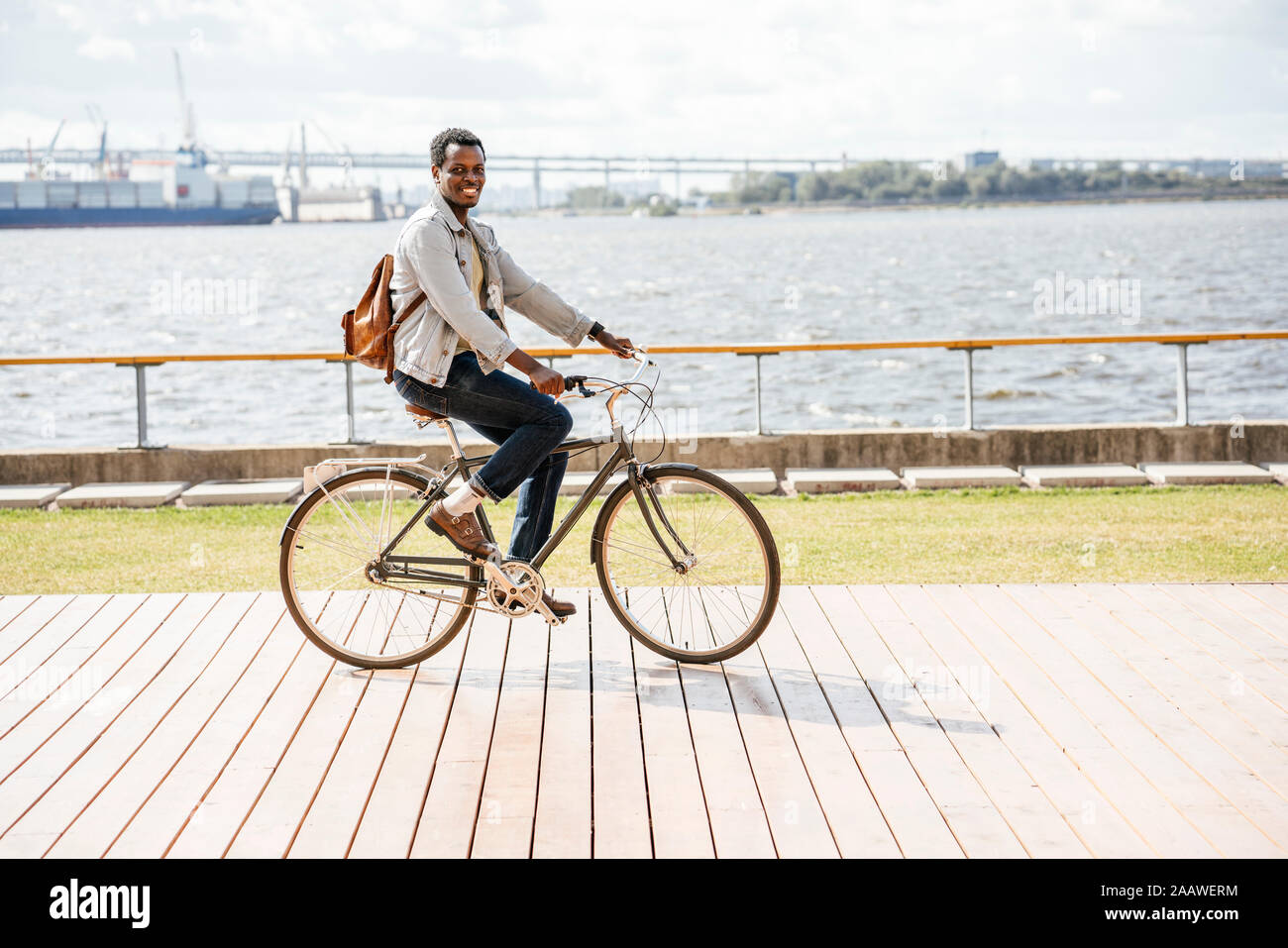 Jeune homme équitation vélo à la mer Banque D'Images