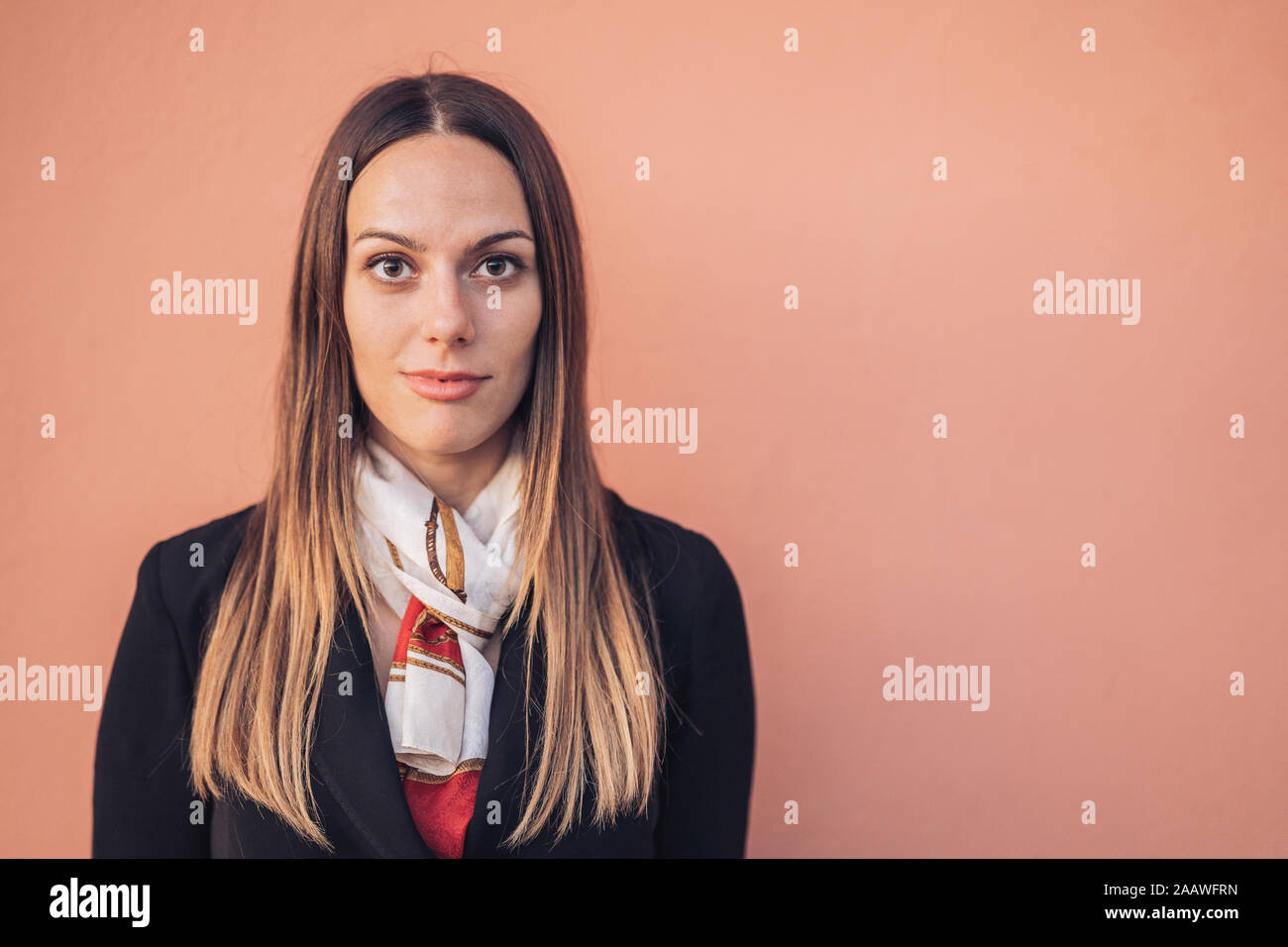 Portrait de jeune femme aux longs cheveux bruns et les yeux bruns Banque D'Images