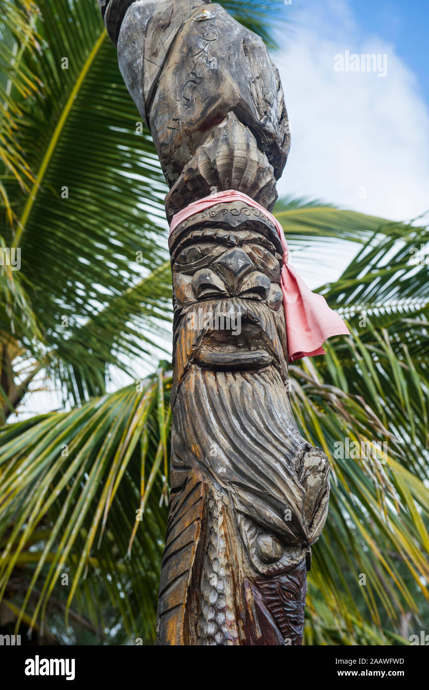 Les sculptures en bois sur le Monument des dix-neuf, monument de 19, Ouvéa, Îles Loyauté, Nouvelle-Calédonie Banque D'Images