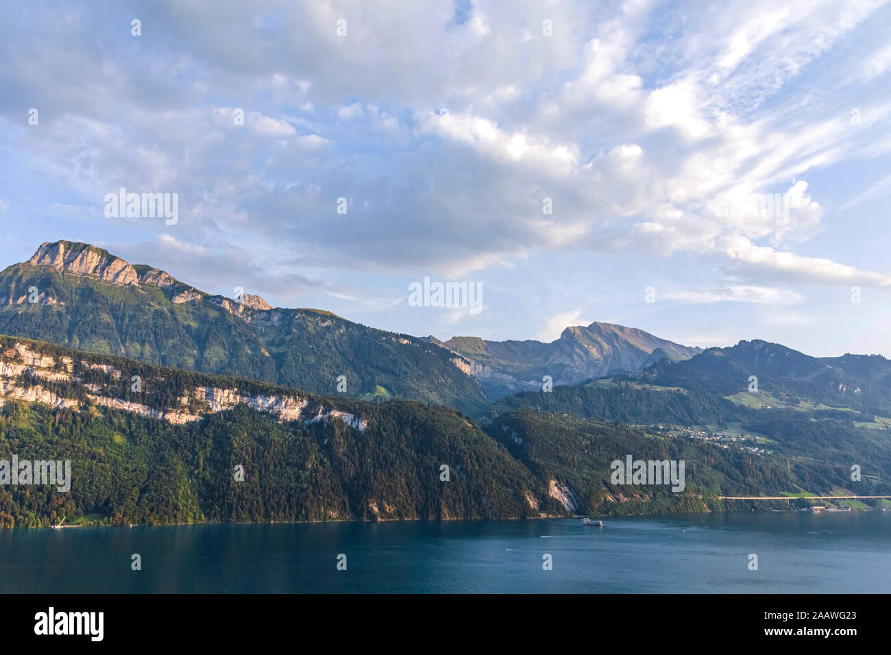 La Suisse, Lucerne, Schwyz, vue panoramique de nuages sur le lac de Lucerne et de haute falaises boisées en été Banque D'Images