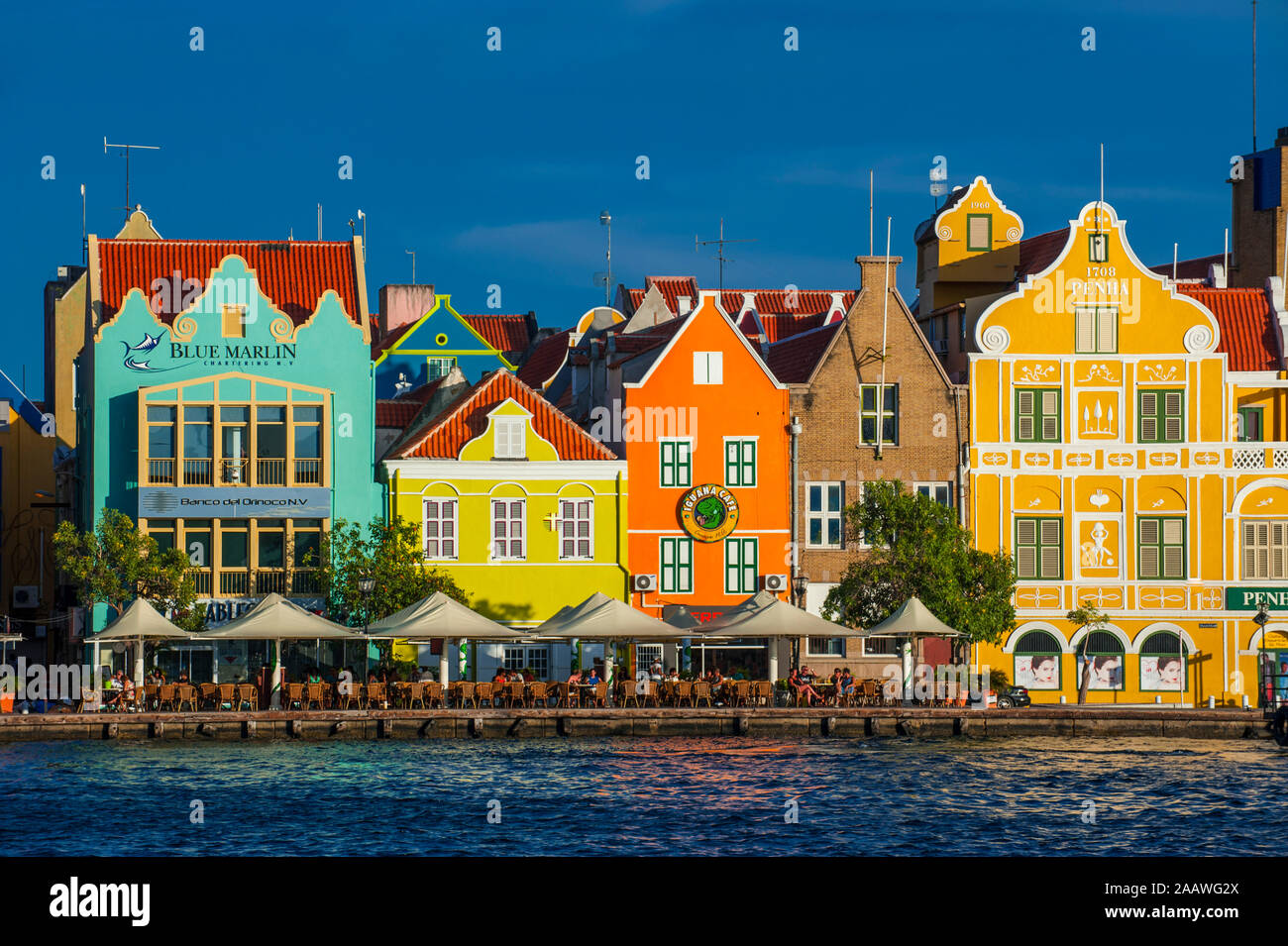 Maisons par Sint Annabaai sur fond de ciel bleu dans la ville de Willemstad, Curaçao au cours de journée ensoleillée Banque D'Images